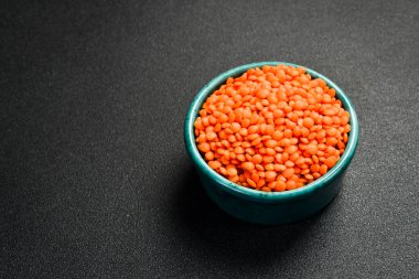 Seramik kasede mercimek yakın plan. Koyu beton bir arka planda.