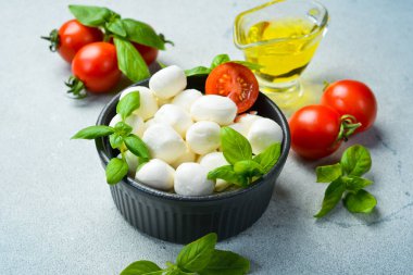 Domates ve fesleğenli Mozzarella peyniri topları. Caprese salatası yapmak için gerekenler.