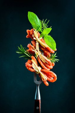 Kuru füme Kabanos veya metal bir çatalın üzerinde geleneksel Polonya sosisleri. Kabanos Siyah arkaplanı kapat.