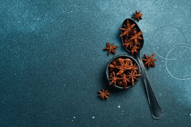 Metal kaşıkta güzel kokulu anason yıldızları. Baharatlar ve baharatlar. Üst Manzara. Dokulu bir arkaplanda.