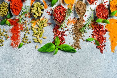 Baharatlar. Kokulu Hint otları ve baharatları. Yan görüş. Metin için boş alan.