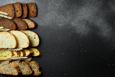 Farklı ekmek türlerinden dilimler. Çavdar ekmeği, kepek ve ekşi ekmek çeşitleri. Üst görünüm.