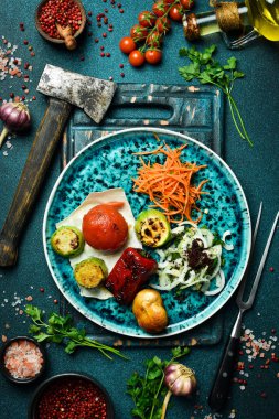 Soğanlı ızgara sebze ve pita ekmeği. Barbekü menüsü. Metin için boş alan. Kapat..