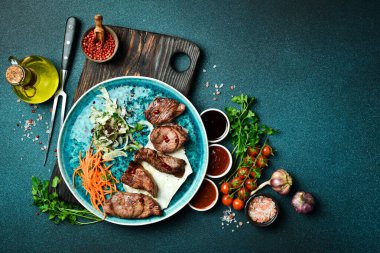 Izgara kuzu şiş kebap, soğan ve pita ekmeği. Barbekü menüsü. Metin için boş alan. Kapat..