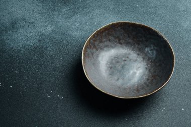 Kara taş masadaki siyah el sanatları tabağı. Üst görünüm, kopyalama alanı, masa ayarları. Menü için arkaplan, düzen, metin için yer, tarif arkaplan, yiyecek düzlüğü arkaplan