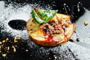 Tatlı. Çerez, peynir ve vişne soslu fırında armut. Restoran menüsü. Kırsal biçim.