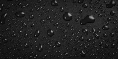 su siyah arka plan üzerine bırakır. Makro.