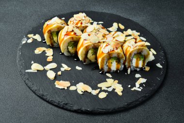 Krem peynirli ve bademli suşi. Geleneksel Japon yemekleri. Kapat..