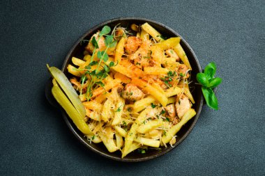 Metal tavada kızarmış patates. Karanlık bir arkaplanda, yakın plan.