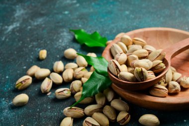 Ahşap bir kasede kavrulmuş tuzlu şam fıstığı. Sağlıklı çerezler.