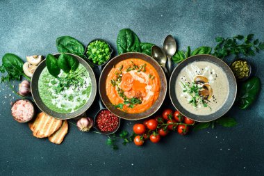 Ev yapımı vejetaryen çorbaları ve yemek malzemeleri. Bir kasede. Sağlıklı gıda konsepti. Reklam fotoğrafı.