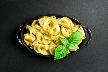 Ev yapımı pelmeni, ravioli, hamur tatlısı. Üst Manzara. İtalyan geleneksel mutfağı.