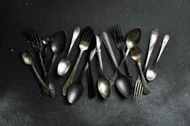 Antika çatal bıçak takımı. Eski çatal bıçak takımı. Üst Manzara. Paslı kahverengi bir arka planda.