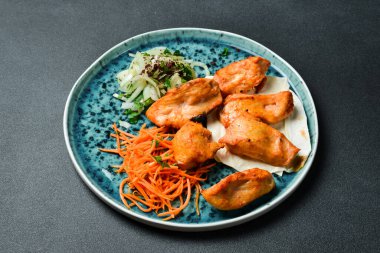 Soğanlı ızgara tavuk kebabı ve pide ekmeği. Azerbaycan mutfağı. Metin için boş alan. Kapat..