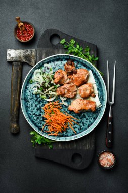 Soğanlı ızgara domuz kebabı ve pide ekmeği. Barbekü menüsü. Metin için boş alan. Kapat..