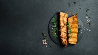 Baharatlı ve otlu domuz pirzolası. Üst Manzara. Metin için boş alan.