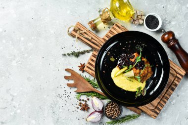 Kiraz soslu ve baharatlı fırında domuz bifteği. Restoran menüsü. Kırsal biçim.