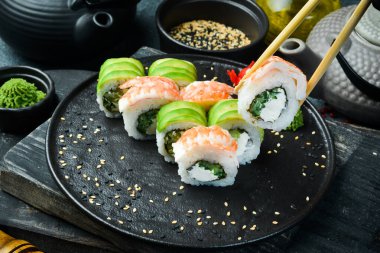 Suşi, karides, avokado ve krem peynirli (Philadelphia). Asya mutfağı. Üst Manzara. Metnin için boş yer.