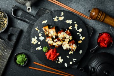 Yılanbalığı, avokado ve krem peynirli suşi seti. Asya mutfağı. Üst Manzara. Metnin için boş yer.