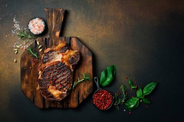 Izgara Black Angus bifteği ve et kesme tahtası üzerinde Biber sosu. Düz yatıyordu