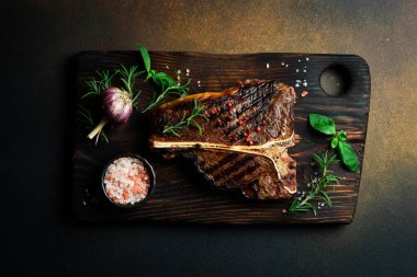 Kısa filetodan kesilmiş biftek bifteği ya da biftek. Koyu bir arkaplanda.