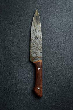Eski bir metal bıçak. Üst Manzara. Koyu gri bir arkaplanda.