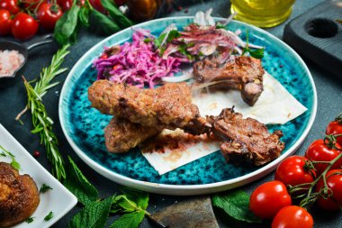 Fırında kuzu eti. Izgara kuzu eti. Et yemekleri..