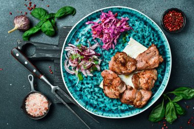 Izgara hindi eti kebabı. Taze sebzelerle servis edilen bir tabakta. Üst görünüm.