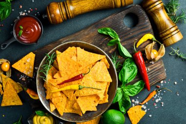 Meksika usulü nacho cipsi, domates sosu ve acı biber. Tortilla cipsi. Mısır cipsi. Üst görünüm.