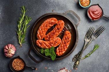 Kızarmış tavuk sosisi. Gri taştan bir arka planda. Üst görünüm.