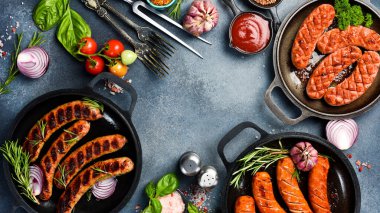 Izgara ya da barbekü afişi. Et yemekleri konsepti. Sausages Top view 'de. Gri bir arkaplanda.