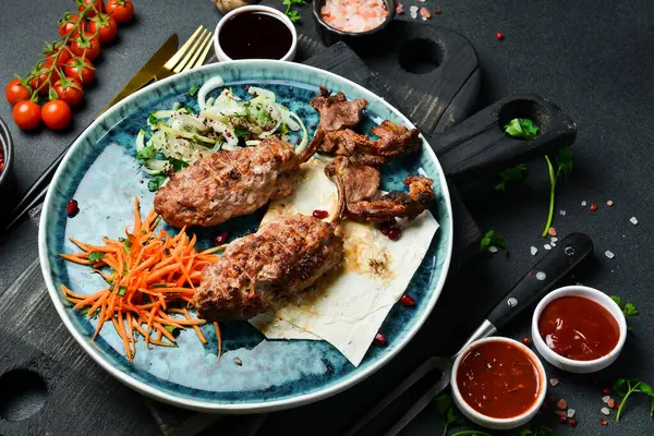 Kemiğe kuzu ızgara Lula kebabı. Azerbaycan mutfağı. Metin için boş alan. Kapat..