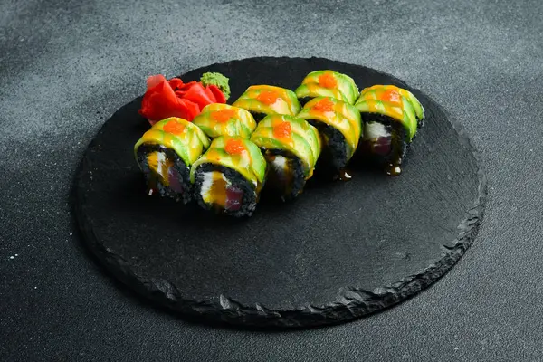 Siyah pirinçli suşi, siyah arka planda balık ve avokado. Suşi, nigiri, maki, zencefil turşusu, wasabi, soya sosu. Suşi masada hazır..