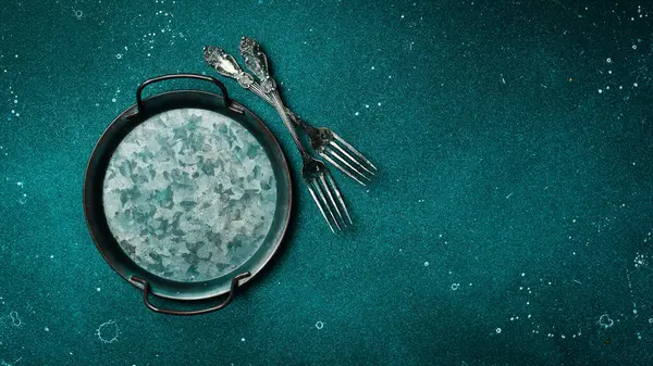 Klasik metal tepsi. Üst Manzara. Karanlık bir arka planda. Metin için boş alan.