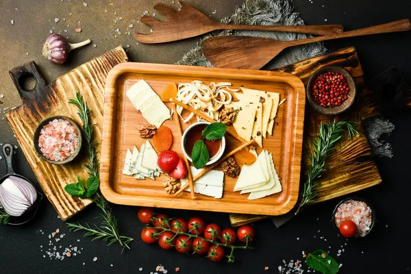 Peynir dilimi. Peynir yaylası. Koyu bir arkaplanda.