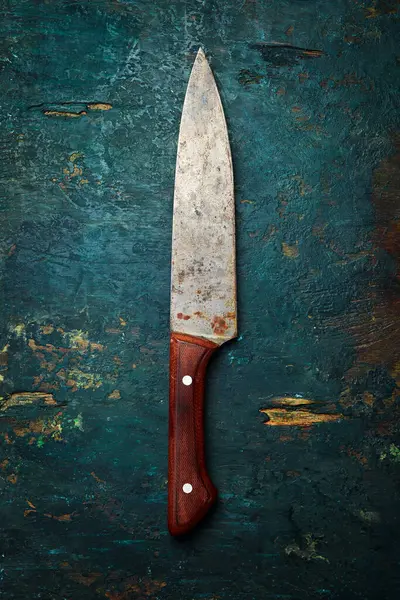 Siyah taş bir masanın üzerinde mutfak eski bıçak. Üst te. Metniniz için boş alan.