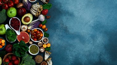Maddeleri yeme sağlıklı: taze sebze, meyve ve superfood. Beslenme, diyet, vegan gıda kavramı