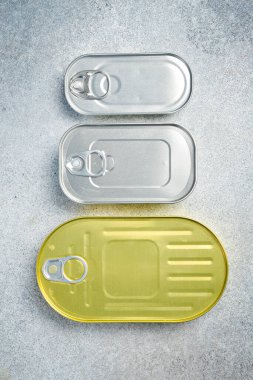 Açılmamış konserve kutularının üst görüntüsü: lahanalar, balıklar ve deniz ürünleri. Yiyecek stokları.