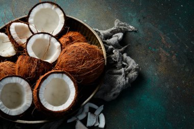 Hindistan cevizi kabuğu ve hindistancevizi sütü, eski model arka planda. Üst Manzara. Metin veya tasarım için boş alan.