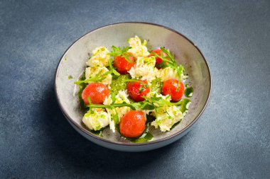 Ispanak soslu patates püresi ve vişneli domates, roka. Tabakta..