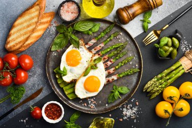 Lezzetli Kahvaltı: Bir tabak kızarmış kuşkonmaz, pastırma ve kızarmış yumurta..