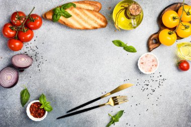 Yemek afişi. Baharat ve sebzelerle dolu bir arka plan. Üst Manzara. Metnin için boş yer.