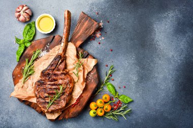 Kemiklerde biftek. Biberiyeli ızgara baltalı biftek ve kesme tahtasında baharat. Üst Manzara. Metin için boş alan.