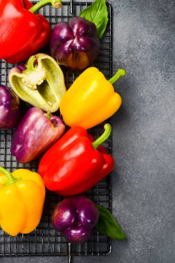 Renkli dolma biber seti. Metal tepside kırmızı biber. Metin için boş alan.