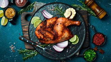 Siyah taş tabakta fırında tavuk ya da biberiye, limon ve baharatla hindi. Geleneksel şenlik yemeği.