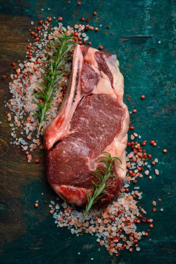 Çiğ biftek. Tahta üzerinde baharatlı biftek, yakın plan..
