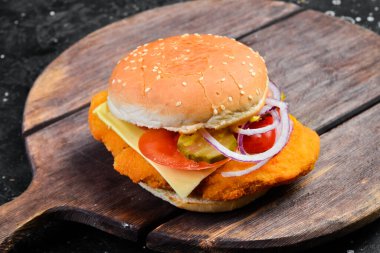 Biftekli klasik çizburger. Yan görüş. Tahtada..