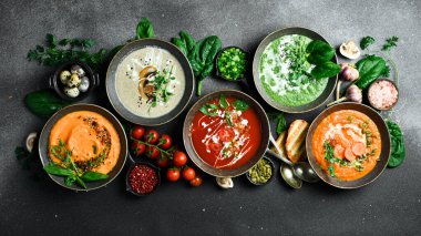 Renkli sebze çorbası. Sağlıklı yiyecekler. Bir kasede. Vejetaryen yemeği konsepti.