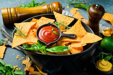 Baharatlı cips ve biberli cips. Tortilla cipsi. Mısır cipsi. Üst görünüm.