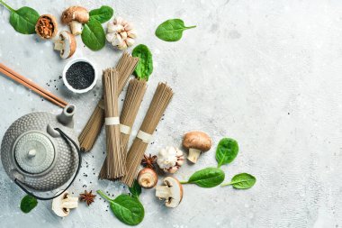 Karabuğday sobalı makarna. Ev yapımı çiğ karabuğday eriştesinin yuvasındaki üst manzara Japon yemeği. Sağlıklı yemek..